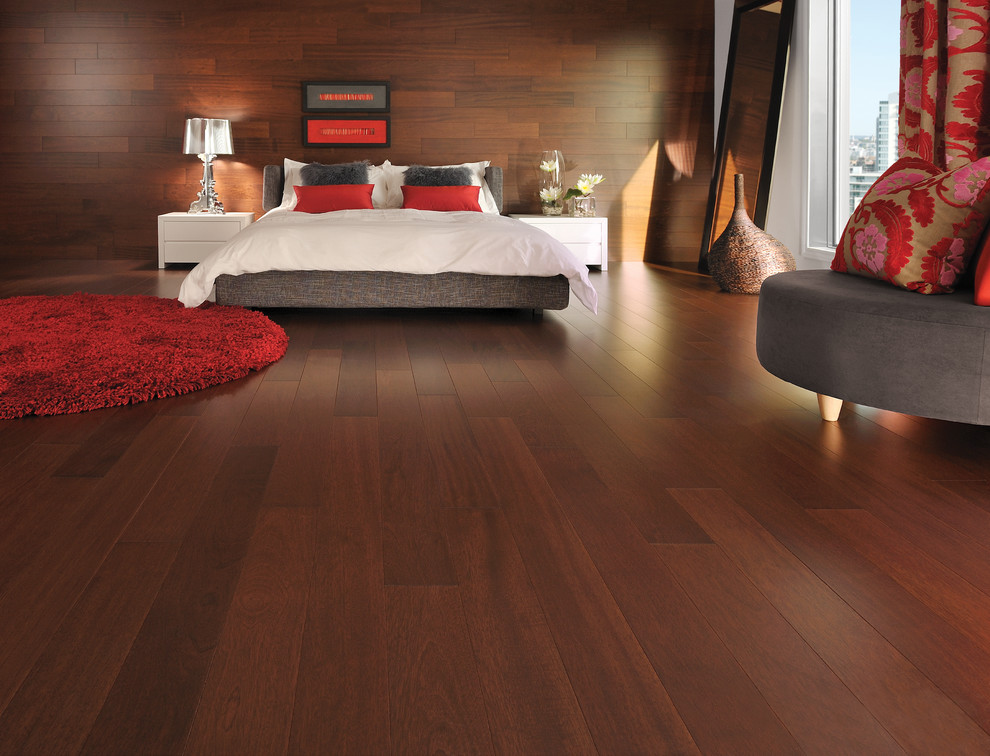 Diseño de dormitorio principal minimalista con paredes marrones y suelo de madera en tonos medios