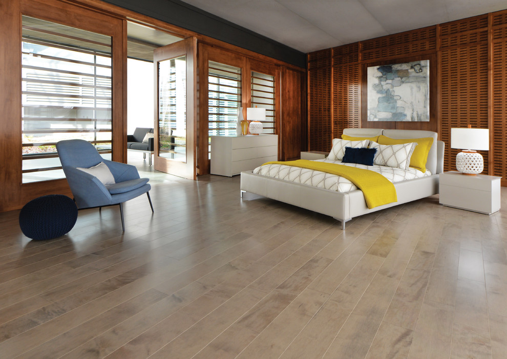 Foto de dormitorio principal moderno grande con paredes marrones y suelo de madera clara
