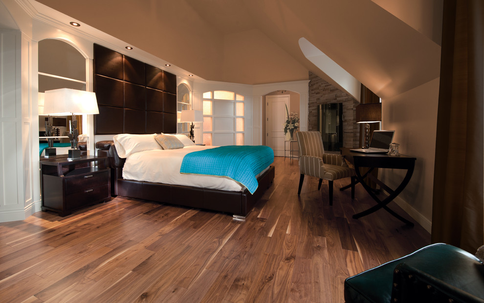 Ispirazione per una camera matrimoniale classica con pareti marroni e pavimento in legno massello medio