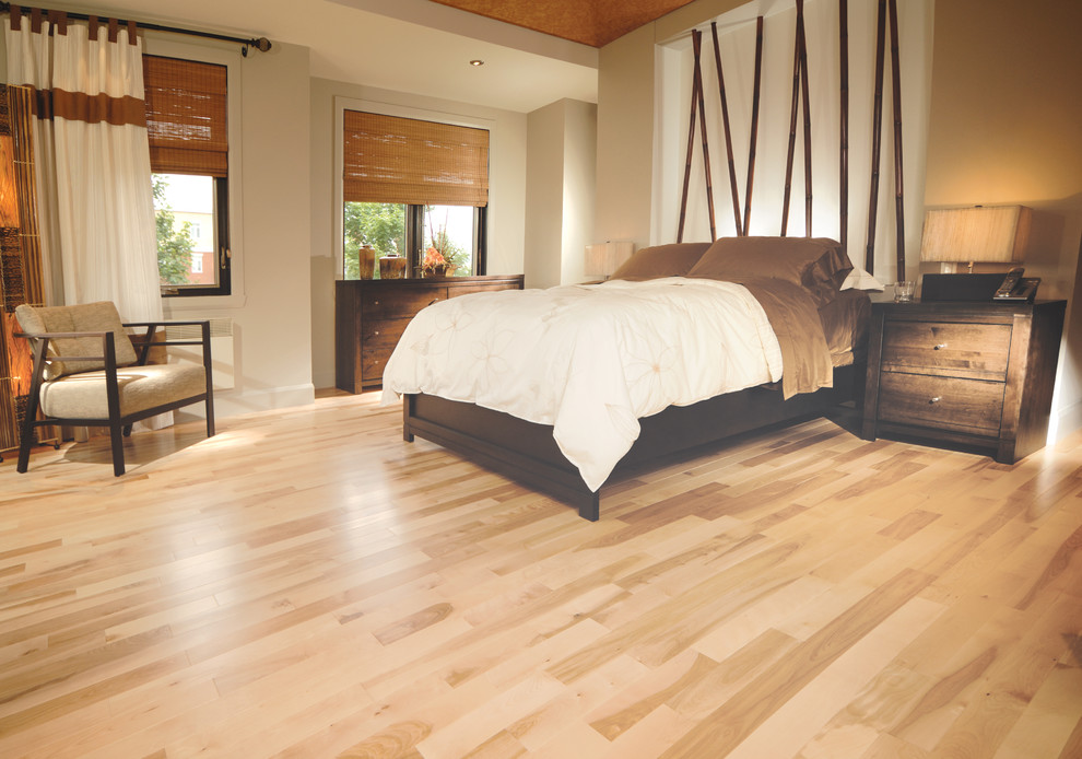 Modelo de dormitorio principal rústico con paredes beige y suelo de madera clara