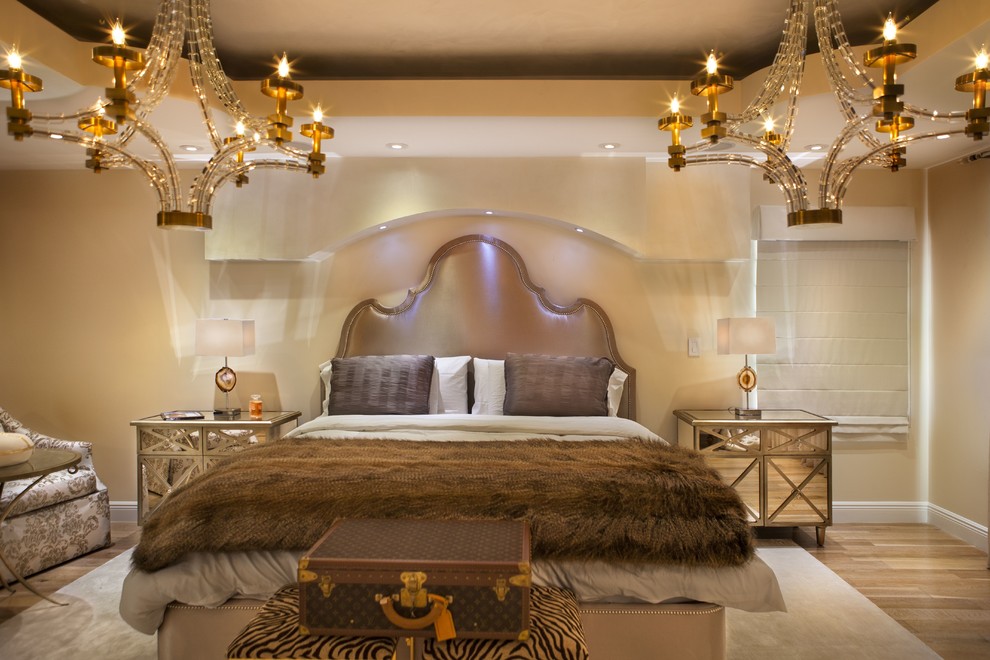 Источник вдохновения для домашнего уюта: огромная хозяйская спальня в стиле неоклассика (современная классика) с светлым паркетным полом и бежевыми стенами без камина