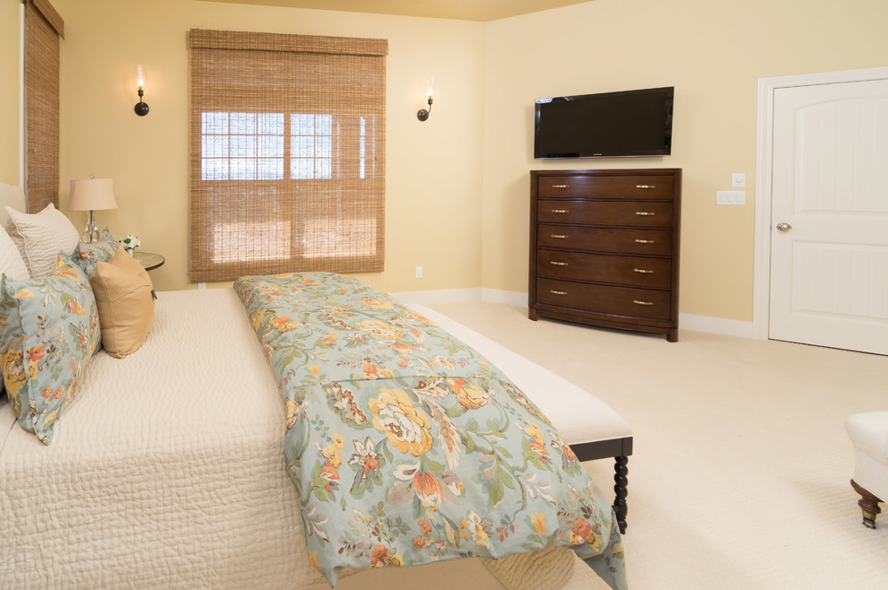 Стильный дизайн: хозяйская спальня среднего размера в классическом стиле с бежевыми стенами, ковровым покрытием и бежевым полом без камина - последний тренд