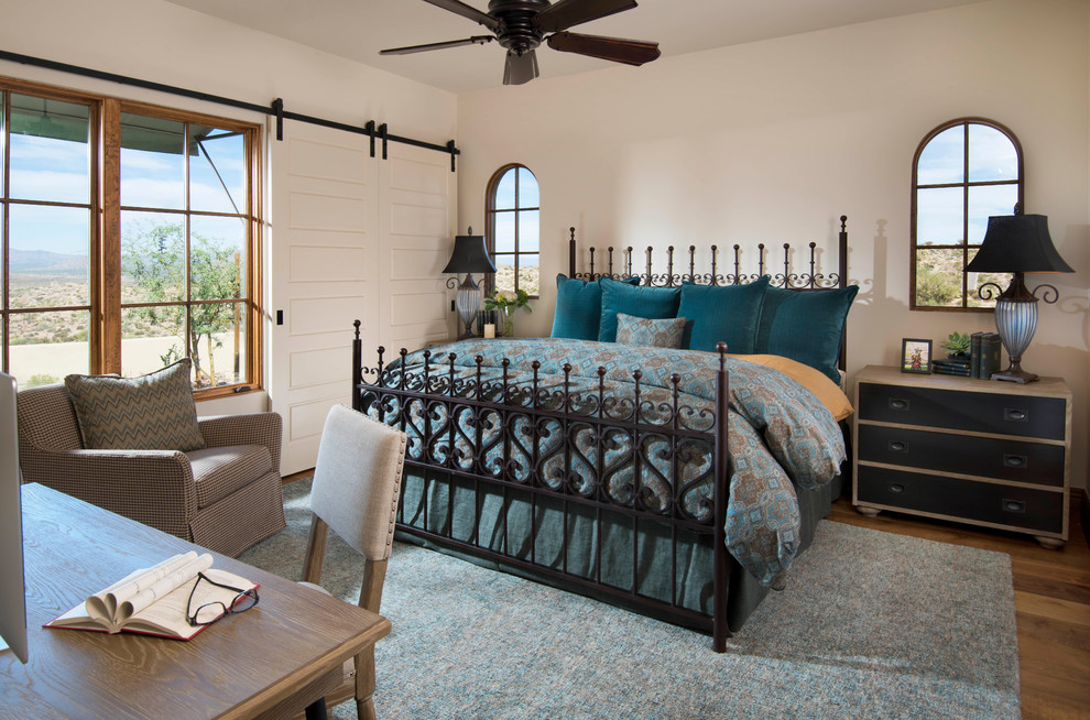 Источник вдохновения для домашнего уюта: спальня в средиземноморском стиле с белыми стенами, паркетным полом среднего тона и коричневым полом