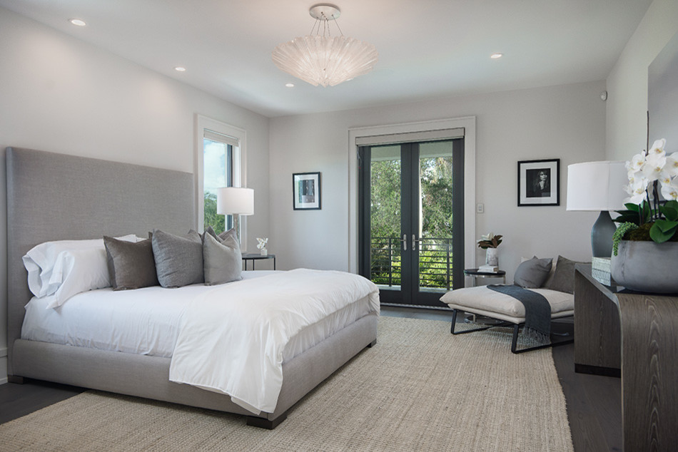 Imagen de dormitorio principal contemporáneo de tamaño medio con paredes grises, suelo de baldosas de cerámica y suelo gris