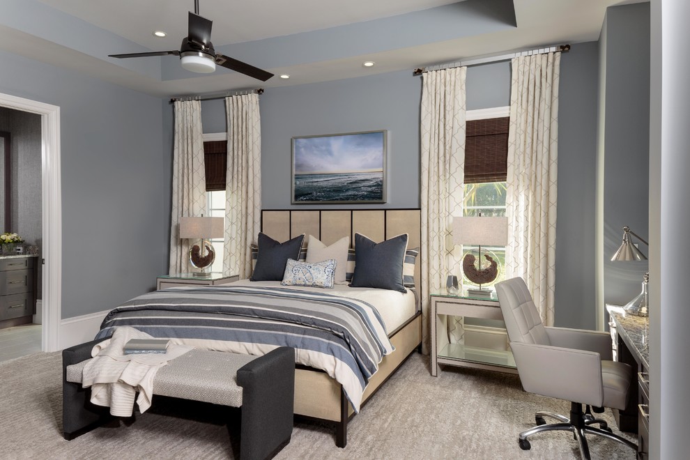 Пример оригинального дизайна: гостевая спальня (комната для гостей) в стиле неоклассика (современная классика) с синими стенами, бежевым полом и ковровым покрытием