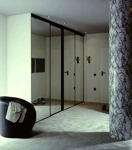 Foto de dormitorio principal actual de tamaño medio con paredes beige y suelo de madera oscura