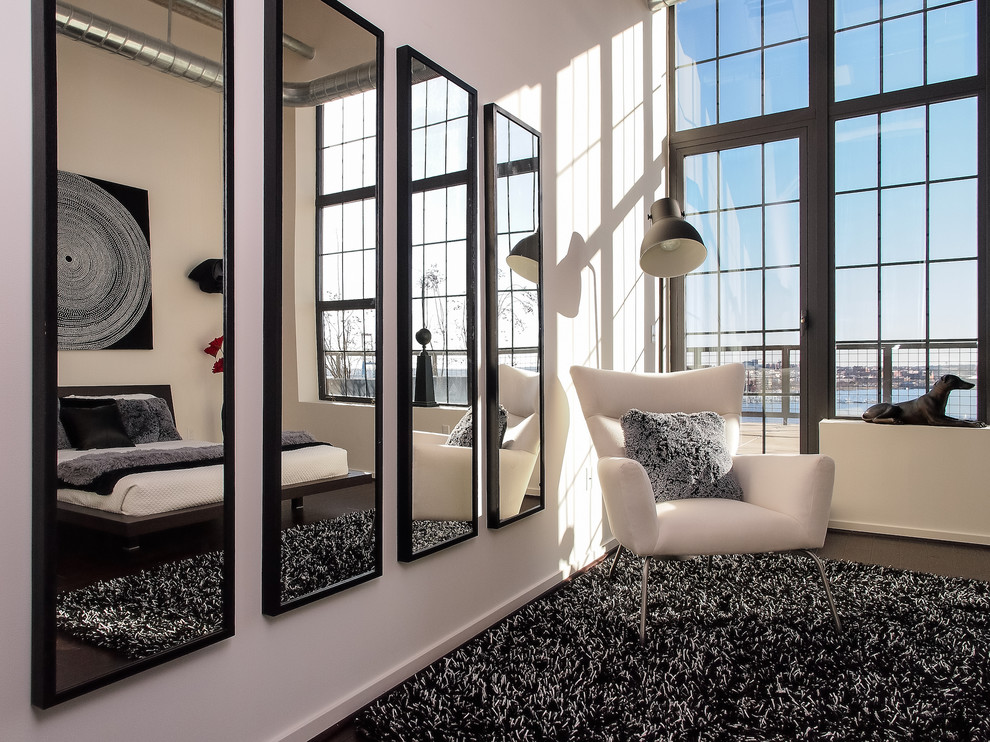 На фото: большая хозяйская спальня в современном стиле с белыми стенами, темным паркетным полом и коричневым полом без камина