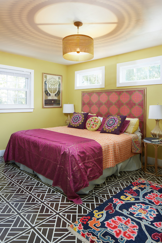 チャールストンにある小さな地中海スタイルのおしゃれな寝室 (黄色い壁、塗装フローリング、暖炉なし) のインテリア