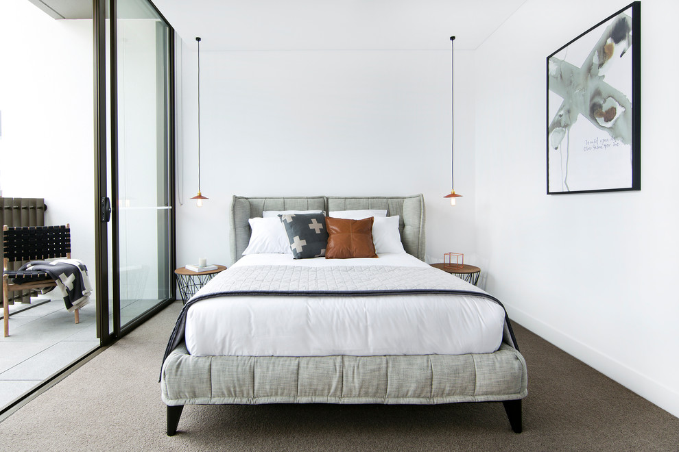 Mittelgroßes Modernes Hauptschlafzimmer mit weißer Wandfarbe und Teppichboden in Sydney