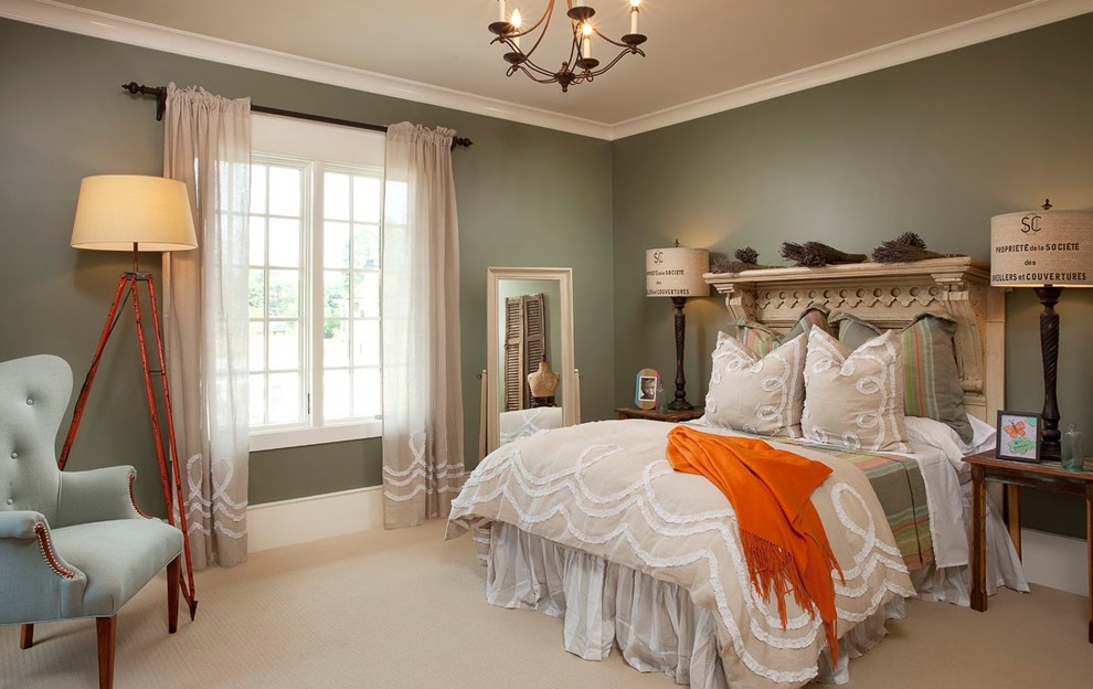 Bild på ett vintage sovrum, med gröna väggar och heltäckningsmatta