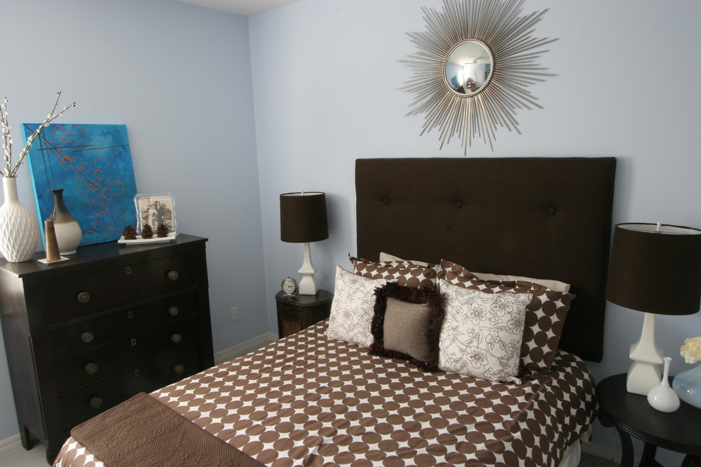 Immagine di una camera degli ospiti eclettica di medie dimensioni con pareti blu, moquette e nessun camino