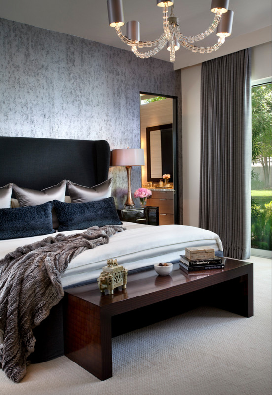 Стильный дизайн: большая хозяйская спальня в современном стиле с серыми стенами и ковровым покрытием без камина - последний тренд