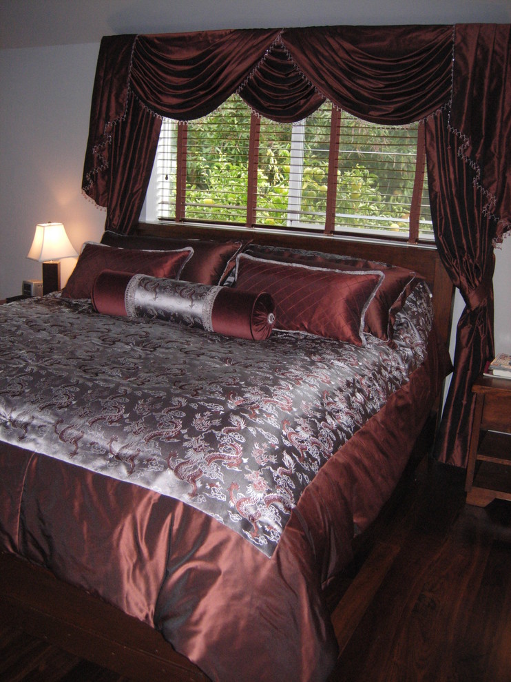 Свежая идея для дизайна: хозяйская спальня среднего размера в восточном стиле с белыми стенами, ковровым покрытием и красным полом - отличное фото интерьера