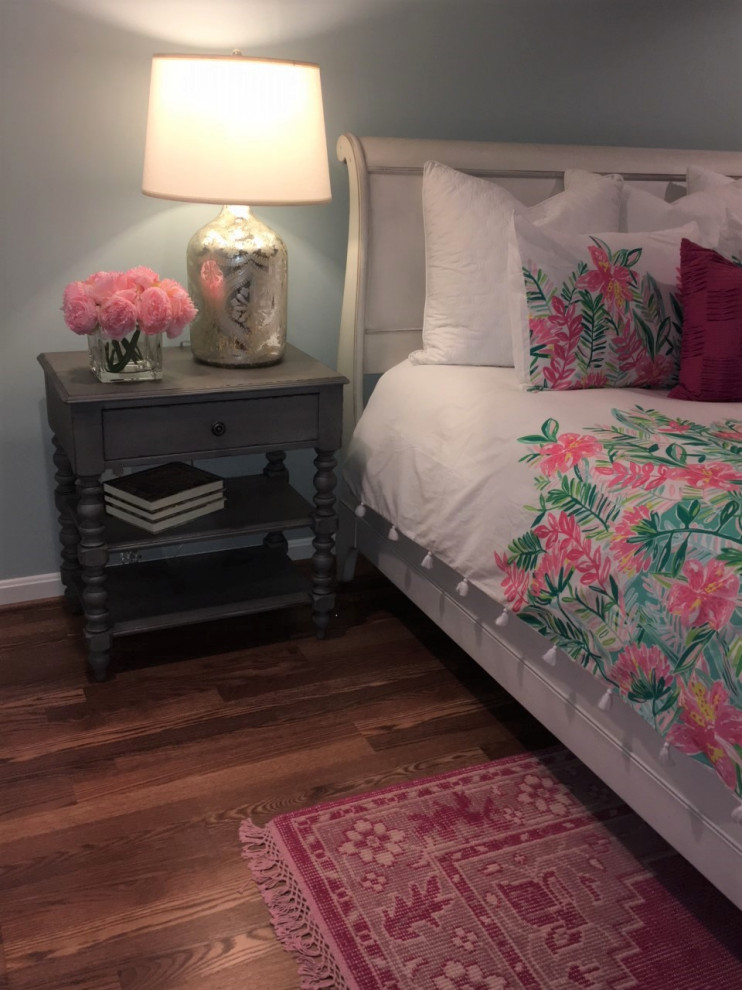 Inspiration for a shabby-chic style guest bedroom remodel in Richmond