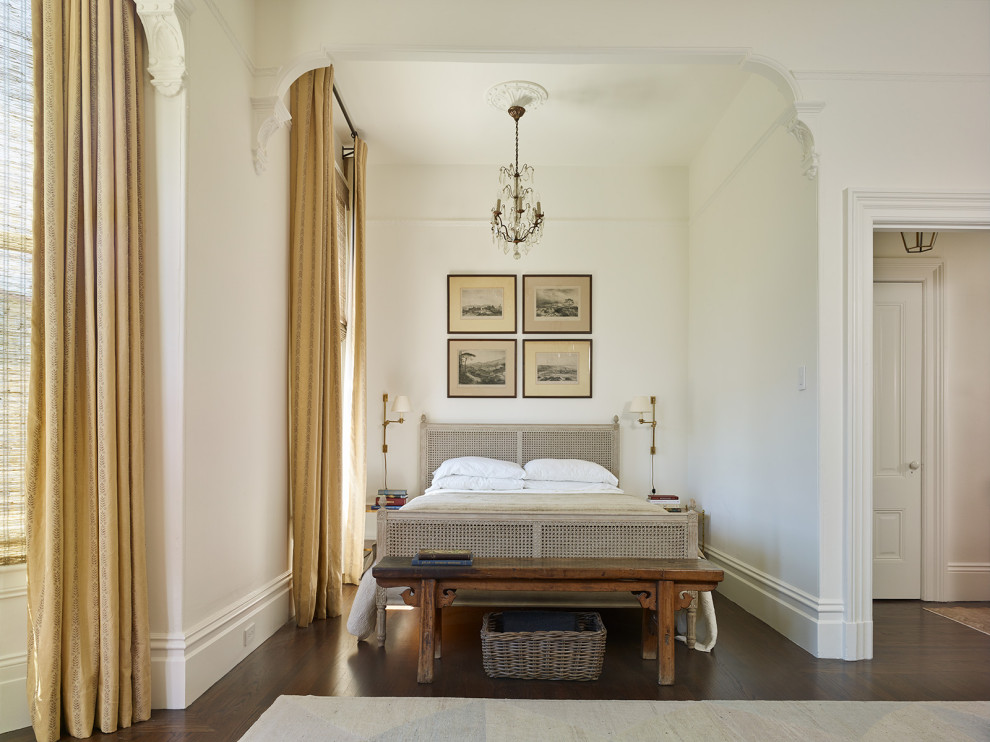 Foto di una camera da letto vittoriana con pareti bianche, parquet scuro e pavimento marrone