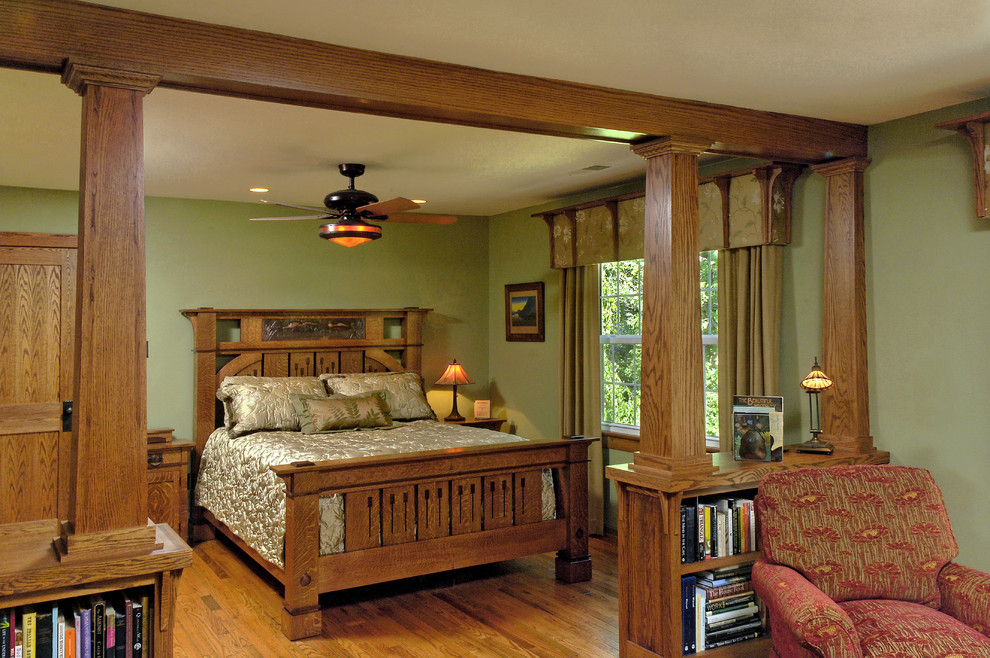 Aménagement d'une chambre parentale craftsman de taille moyenne avec un mur vert, un sol en bois brun, aucune cheminée et un sol marron.