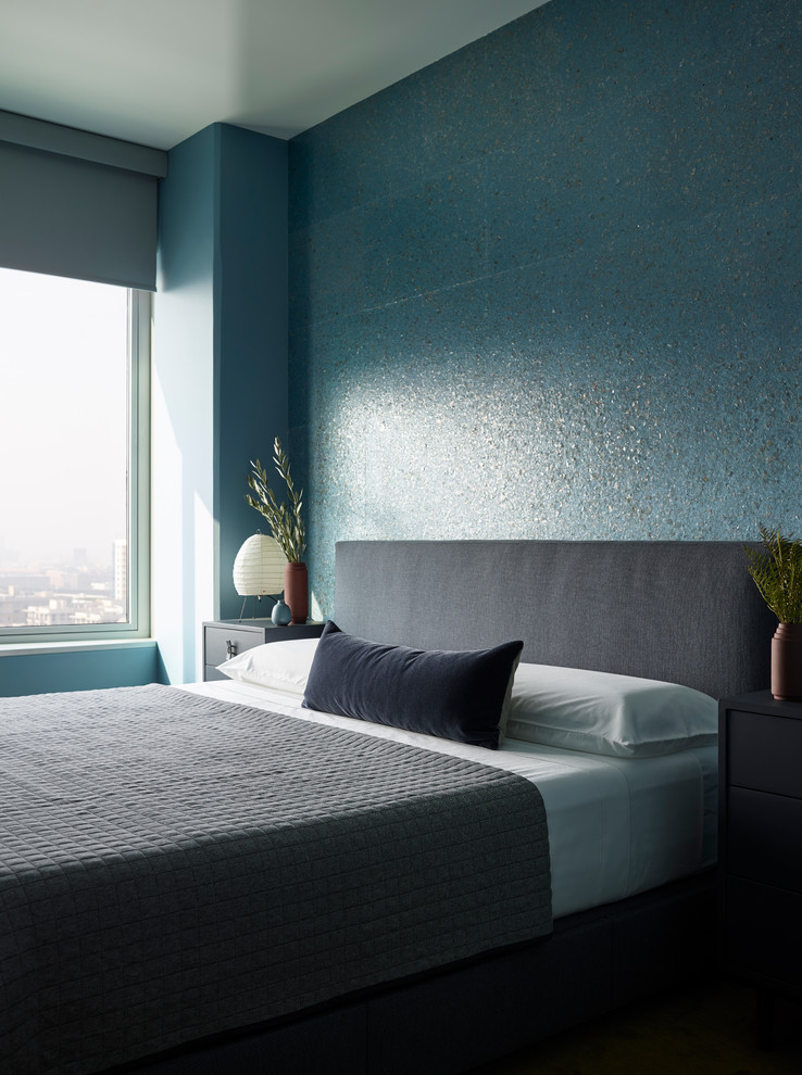 サンフランシスコにある中くらいなコンテンポラリースタイルのおしゃれな客用寝室 (青い壁、濃色無垢フローリング、暖炉なし、茶色い床)