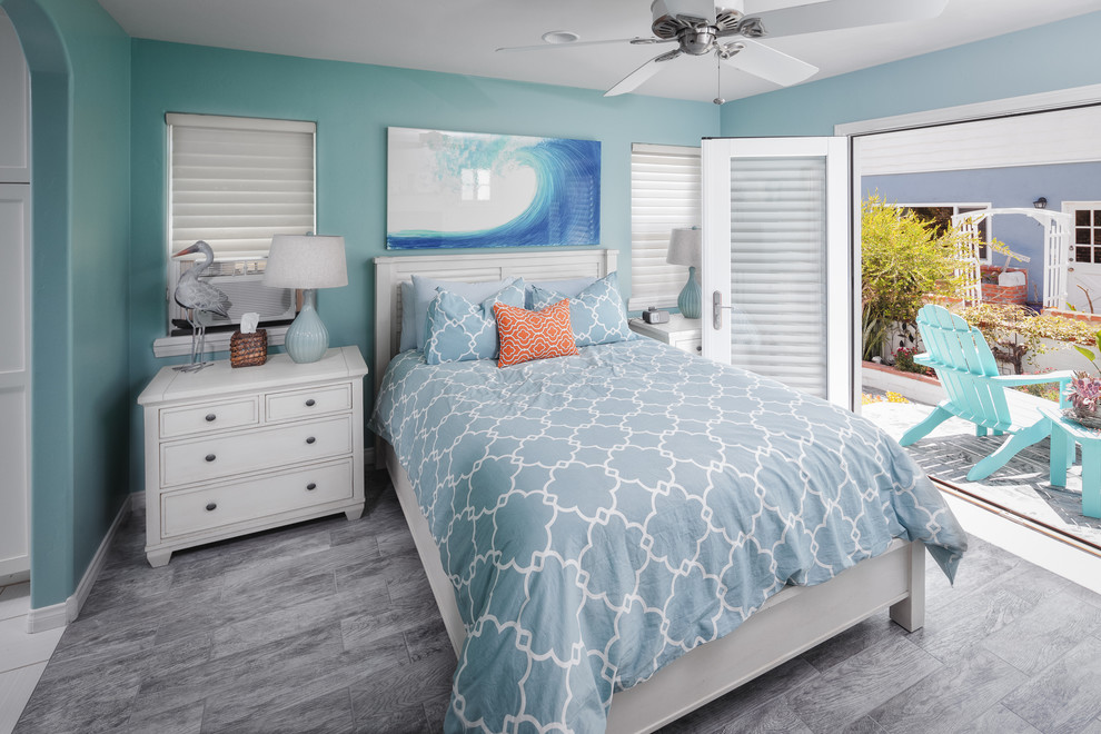 На фото: большая хозяйская спальня в светлых тонах в морском стиле с синими стенами и полом из керамической плитки без камина с