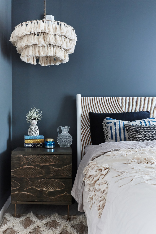На фото: хозяйская спальня среднего размера в стиле фьюжн с серыми стенами, ковровым покрытием и белым полом с