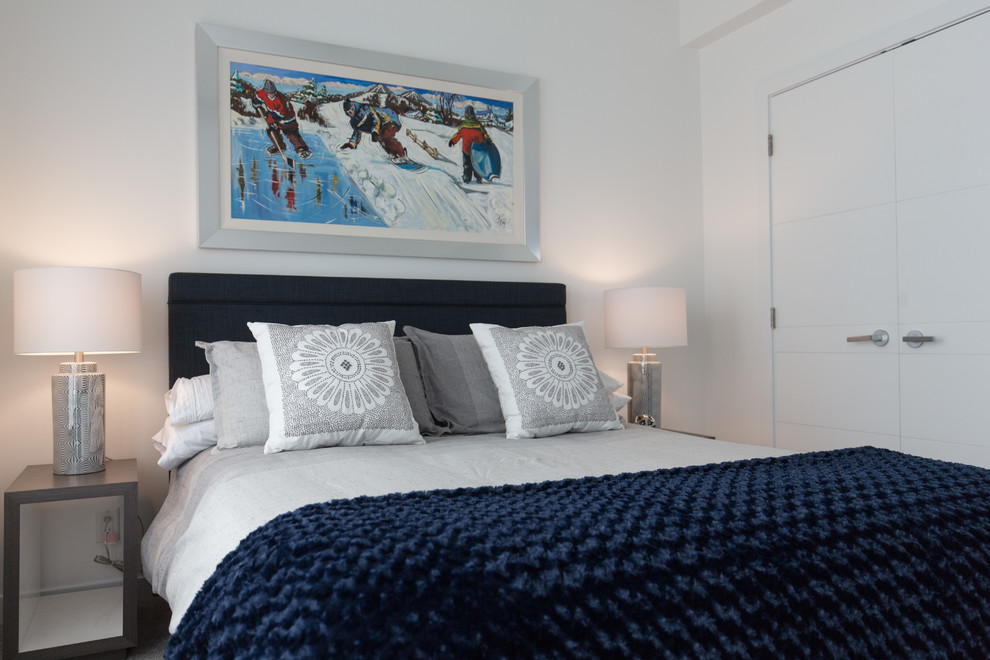 Стильный дизайн: гостевая спальня среднего размера, (комната для гостей) в стиле модернизм с белыми стенами, серым полом и ковровым покрытием - последний тренд