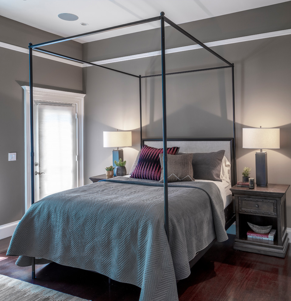 Diseño de dormitorio principal clásico renovado con paredes marrones, suelo de madera oscura y suelo marrón
