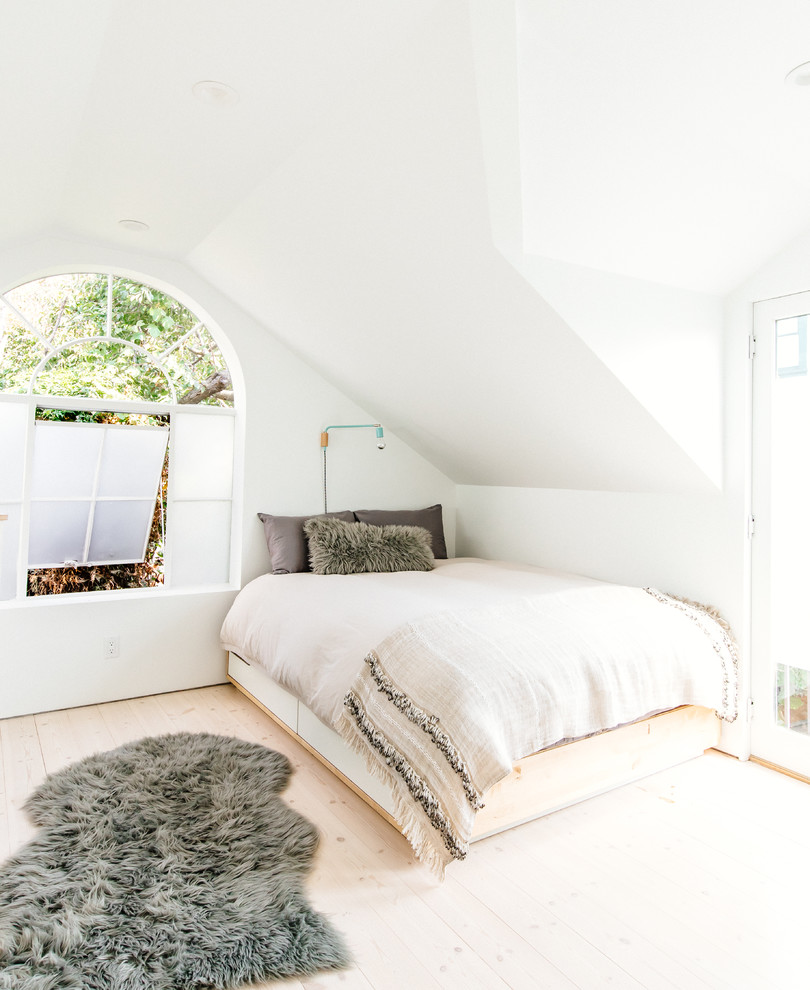 Großes Skandinavisches Schlafzimmer ohne Kamin mit weißer Wandfarbe und hellem Holzboden in San Francisco