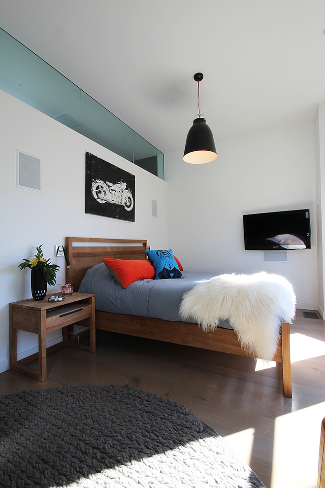 На фото: хозяйская спальня в скандинавском стиле с белыми стенами и телевизором без камина с