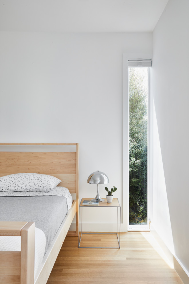 Идея дизайна: гостевая спальня среднего размера, (комната для гостей) в современном стиле с светлым паркетным полом