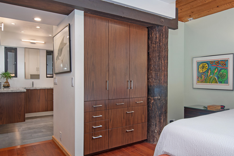 Mittelgroßes Modernes Hauptschlafzimmer mit grüner Wandfarbe, braunem Holzboden und grauem Boden in San Diego