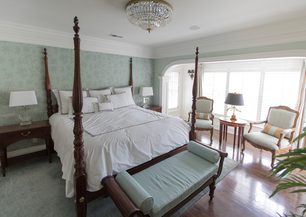 カンザスシティにある広いトラディショナルスタイルのおしゃれな主寝室 (青い壁、濃色無垢フローリング、暖炉なし、茶色い床)