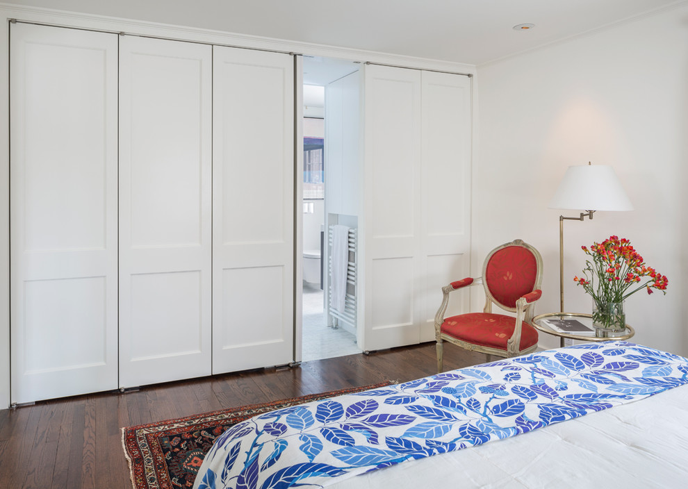 На фото: хозяйская спальня среднего размера в стиле неоклассика (современная классика) с серыми стенами и темным паркетным полом с
