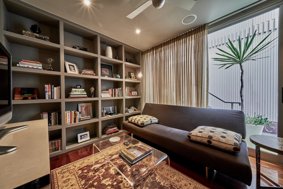 Ejemplo de habitación de invitados vintage pequeña con paredes grises, suelo de madera en tonos medios y suelo marrón