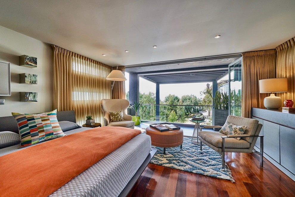 Retro Hauptschlafzimmer ohne Kamin mit grauer Wandfarbe und braunem Holzboden in San Diego