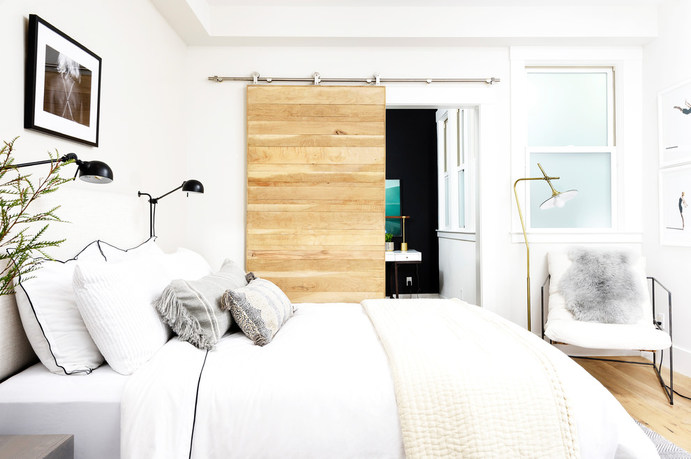 Modernes Schlafzimmer mit weißer Wandfarbe, hellem Holzboden und beigem Boden in San Francisco