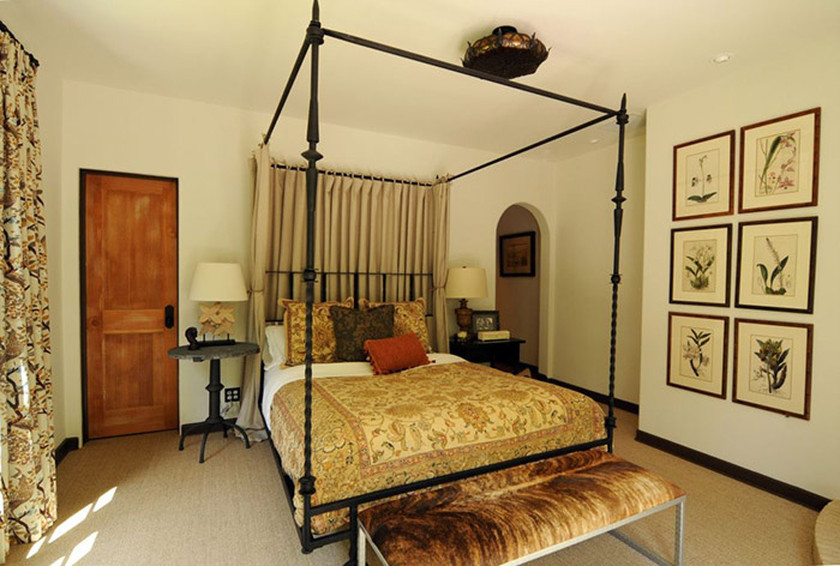 Идея дизайна: хозяйская спальня среднего размера в стиле кантри с бежевыми стенами, ковровым покрытием и бежевым полом без камина