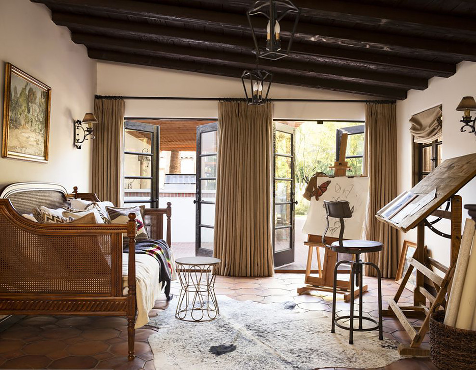 Cette image montre une chambre d'amis craftsman de taille moyenne avec un mur beige, tomettes au sol, aucune cheminée et un sol marron.