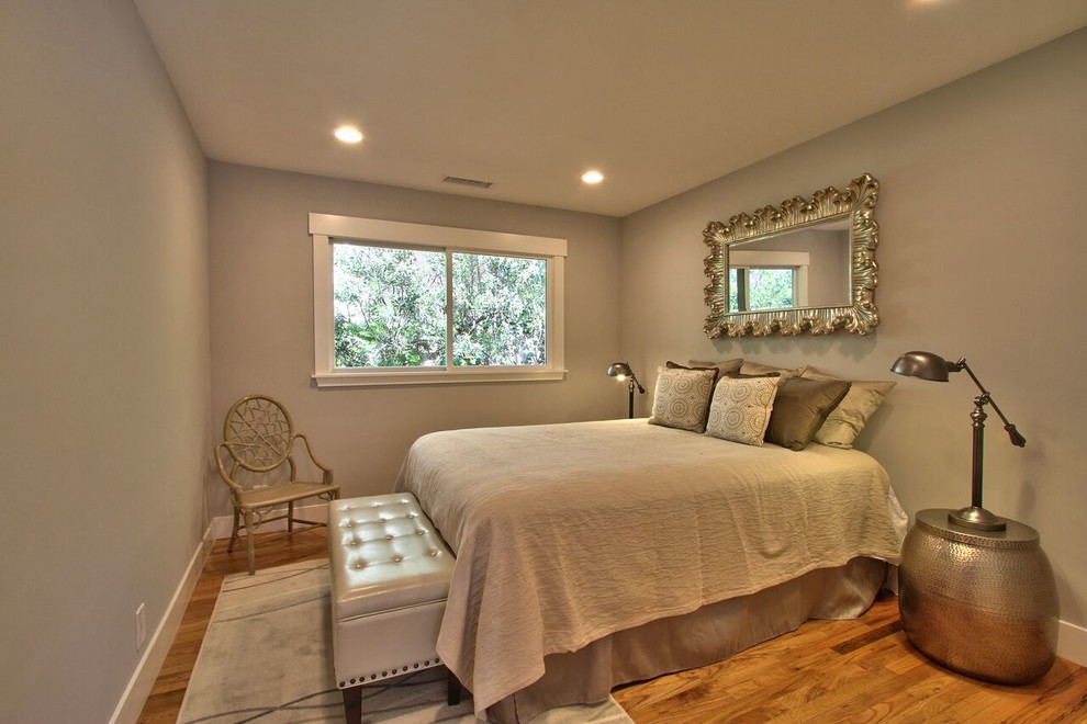 На фото: маленькая гостевая спальня (комната для гостей) в стиле неоклассика (современная классика) с серыми стенами, паркетным полом среднего тона и коричневым полом для на участке и в саду с