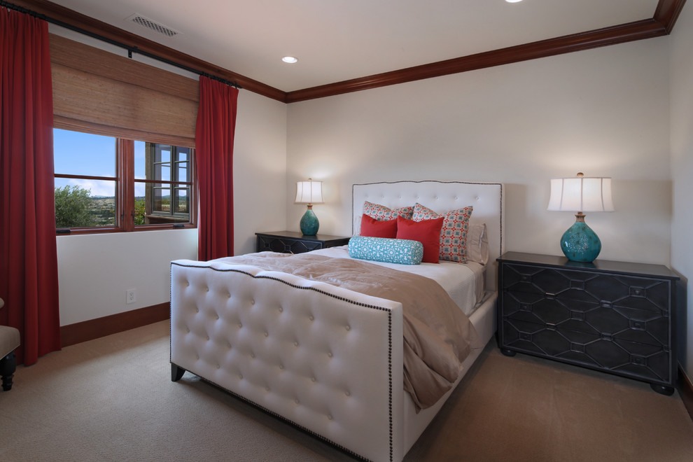 Diseño de habitación de invitados mediterránea de tamaño medio sin chimenea con paredes blancas, moqueta y suelo beige