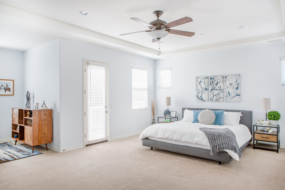 Esempio di una camera matrimoniale minimal di medie dimensioni con pareti blu, moquette e pavimento grigio