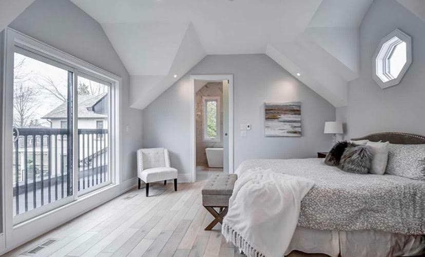 Идея дизайна: большая хозяйская спальня в стиле неоклассика (современная классика) с серыми стенами, светлым паркетным полом и серым полом без камина