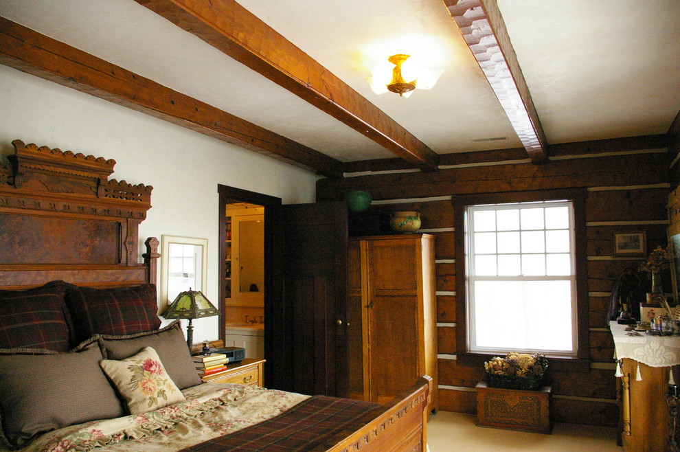 Cette photo montre une chambre montagne de taille moyenne avec un mur blanc et aucune cheminée.