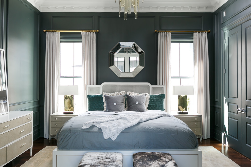 Свежая идея для дизайна: хозяйская спальня среднего размера в стиле неоклассика (современная классика) с зелеными стенами, паркетным полом среднего тона и коричневым полом - отличное фото интерьера