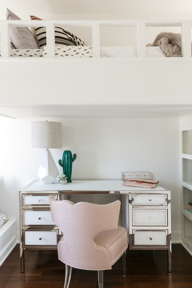 Modelo de habitación de invitados clásica renovada de tamaño medio con paredes blancas, suelo de madera en tonos medios y suelo marrón