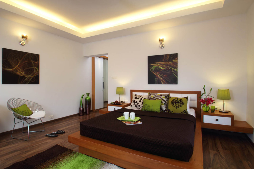 Modernes Schlafzimmer mit weißer Wandfarbe und dunklem Holzboden in Bangalore