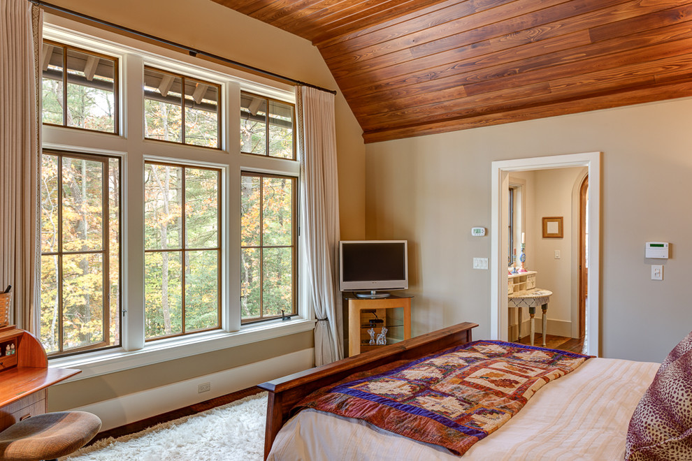 Mittelgroßes Uriges Gästezimmer ohne Kamin mit beiger Wandfarbe und braunem Holzboden in Sonstige