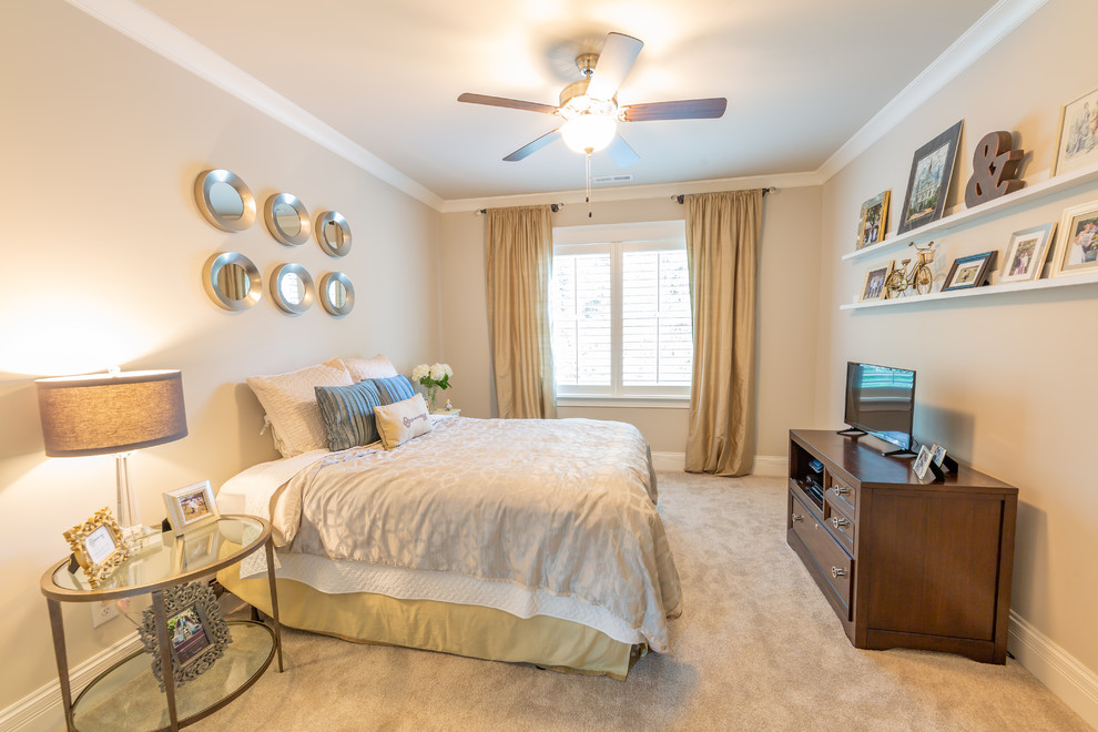 Imagen de habitación de invitados clásica grande sin chimenea con paredes beige, moqueta y suelo beige