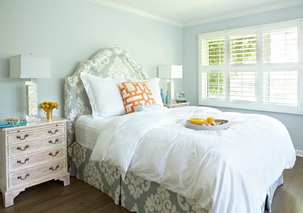 Diseño de dormitorio principal tradicional renovado de tamaño medio sin chimenea con paredes azules y suelo de madera oscura