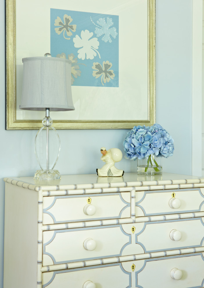 Aménagement d'une chambre parentale classique de taille moyenne avec un mur bleu et parquet foncé.