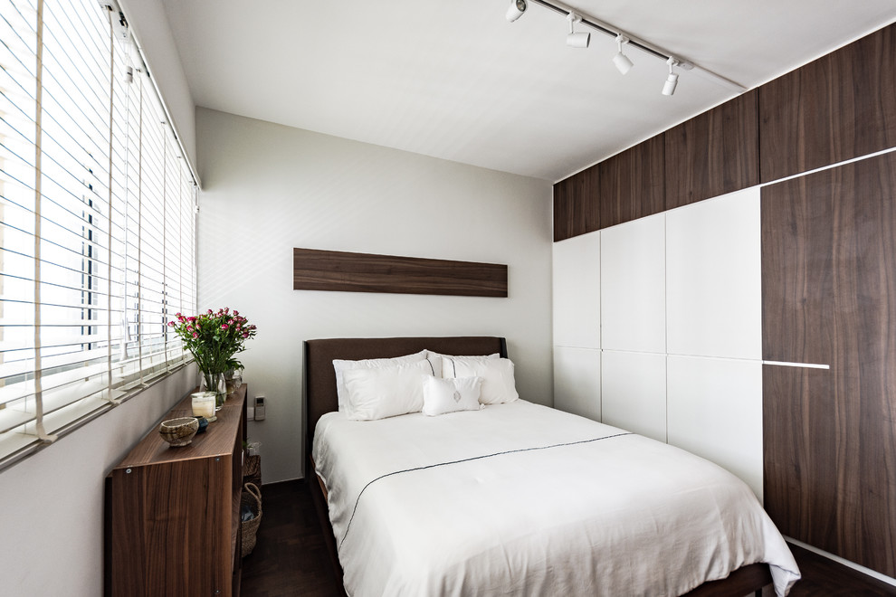 Photo of a modern bedroom in Singapore with white walls and brown floors.