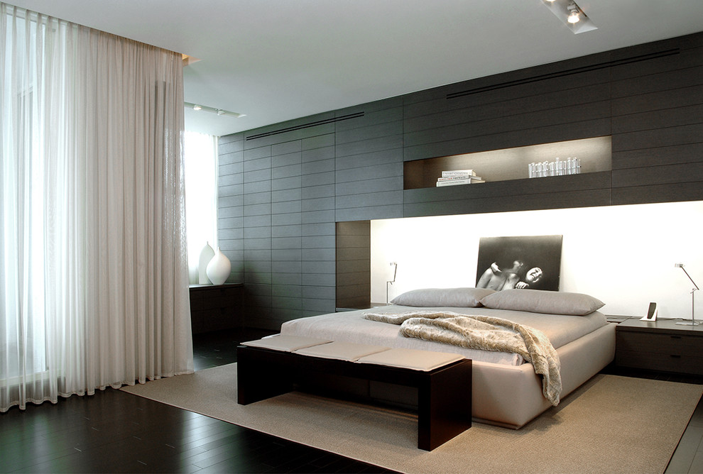 Modelo de dormitorio contemporáneo con suelo de madera oscura